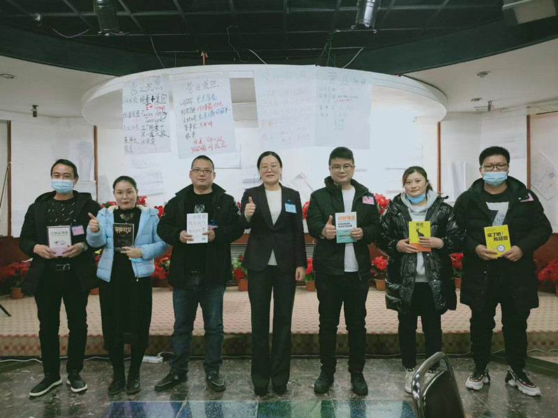 导师与冠军队合影留念